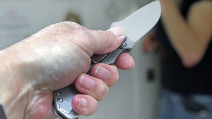 Mann bedroht Spaziergänger mit Messer