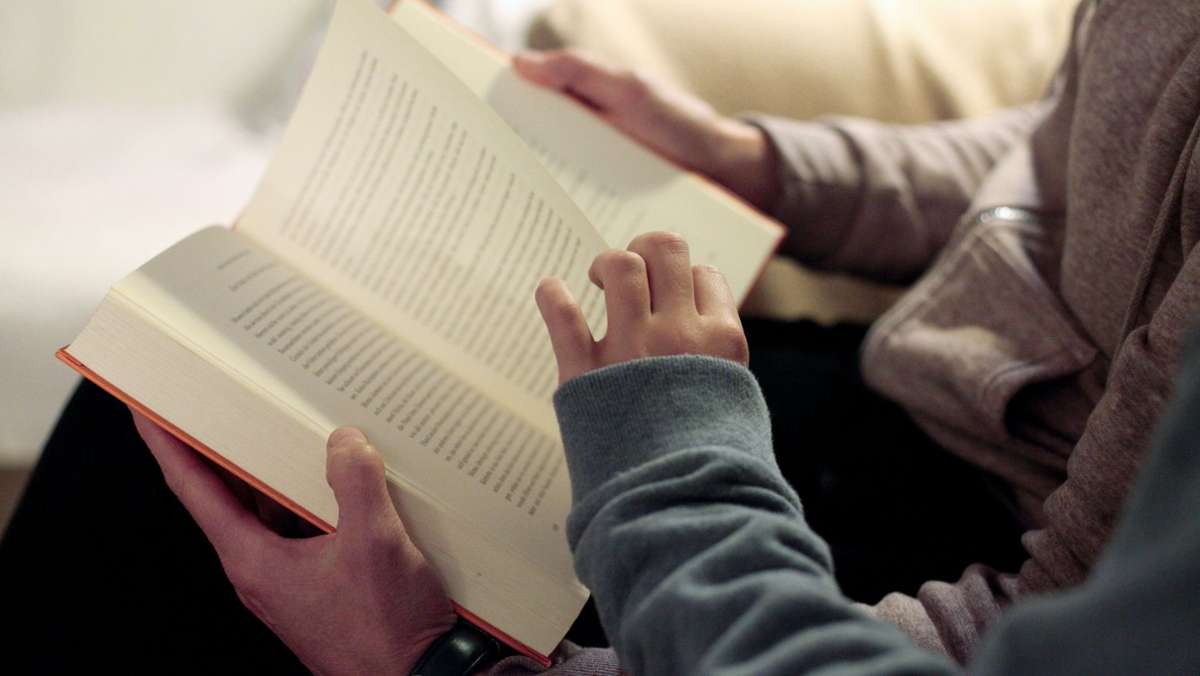 Gutenachtgeschichte & Co.: Eltern mit höherer Bildung lesen öfter vor