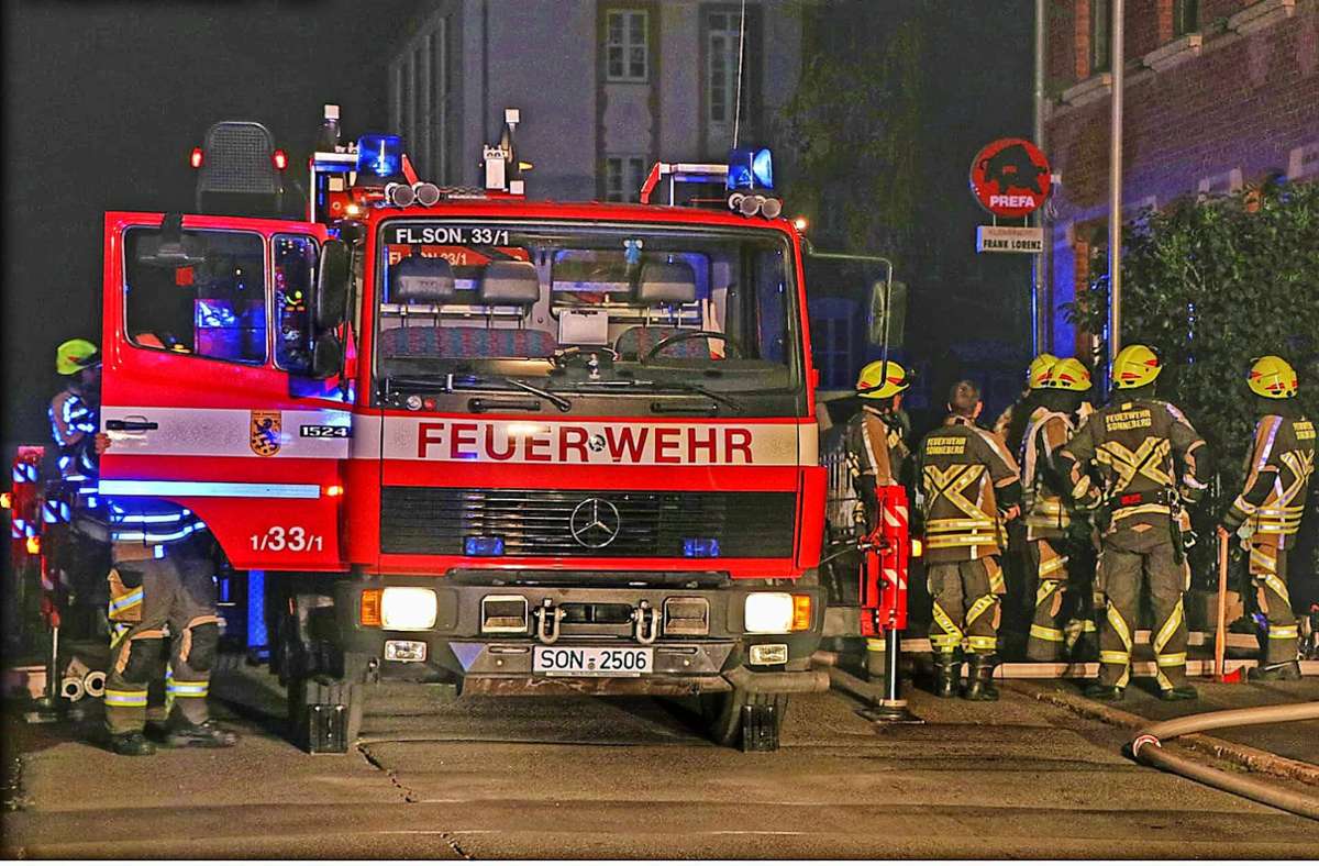 Rund 40 Feuerwehrleute aus Sonneberg-Mitte, Oberlind und Steinach nehmen Aufstellung in der Karlstraße. Foto: Ittig