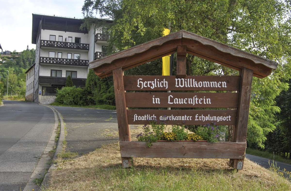 Wie willkommen wären   rund 60 Flüchtlinge im ehemaligen Posthotel in Lauenstein? Das Gebäude im Hintergrund steht seit 2019 leer und könnte demnächst durch die Regierung von Oberfranken mit Geflüchteten belegt werden. Während die Stadtspitze das Vorhaben bis jetzt nicht rundweg ablehnt, übt die Frankenwald-CSU deutliche Kritik.