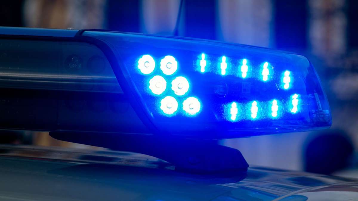 Ein Blaulicht der Polizei leuchtet auf. Die Zahl der Angriffe gegen Polizisten ist in den vergangenen Jahren in Sachsen-Anhalt gestiegen. (zu dpa «Angriffe auf Polizisten zuletzt häufiger») +++ dpa-Bildfunk +++