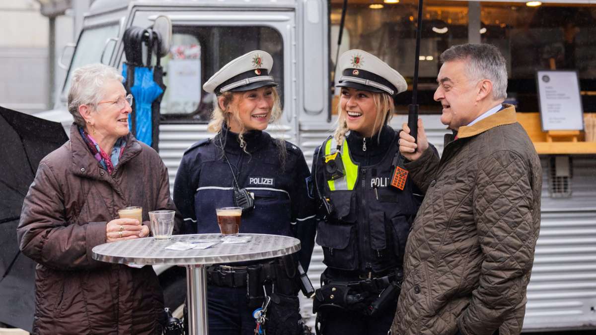 Herbert Reul (r, CDU), Innenminister von Nordrhein-Westfalen, unterhält sich vor einem Foodtruck mit Bürgern der Stadt. Die Polizei lädt Bürger bei dem Format Coffee with a Cop zu einem Kaffee mit den Beamten an einem kleinen Foodtruck ein, um mit ihnen ins Gespräch zu kommen.