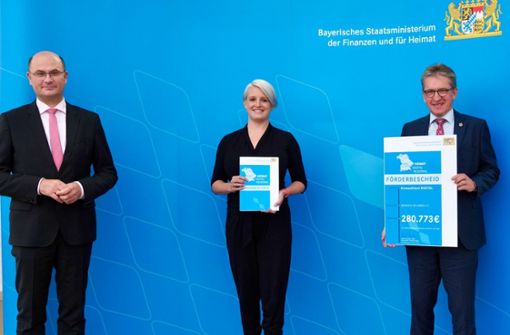 Sabrina Stöcker von „Kronach er.leben“ und Hans Rebhan (rechts), Vorsitzender des IHK-Gremiums Kronach, freuen sich mit Finanzminister Füracker über die Förderung Foto: /Bayerisches Finanzministerium