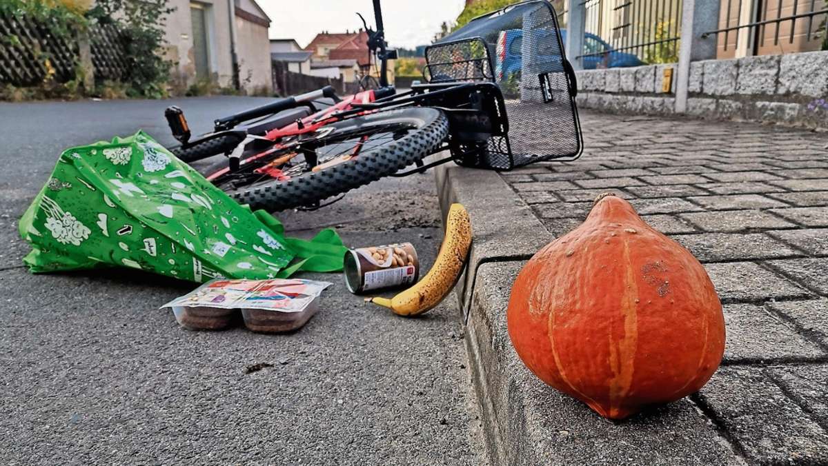 Kronach: Radfahrer fällt um und nur einer hilft