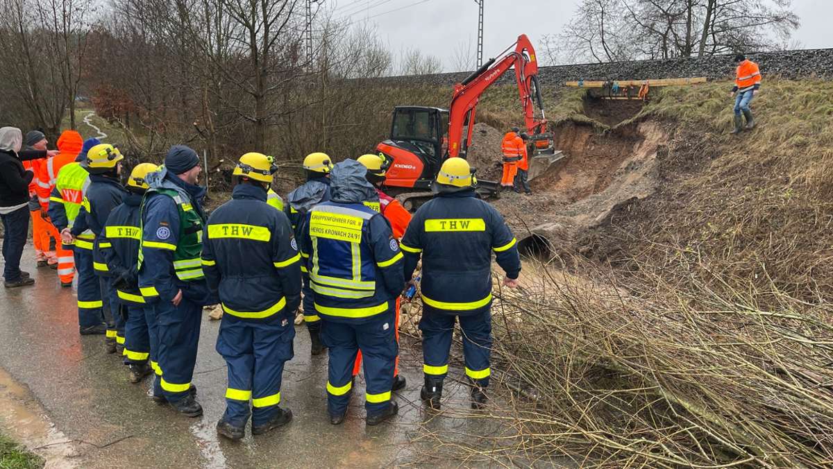 Bahnverkehr eingestellt: Wasser überflutet Bundesstraße bei Kronach
