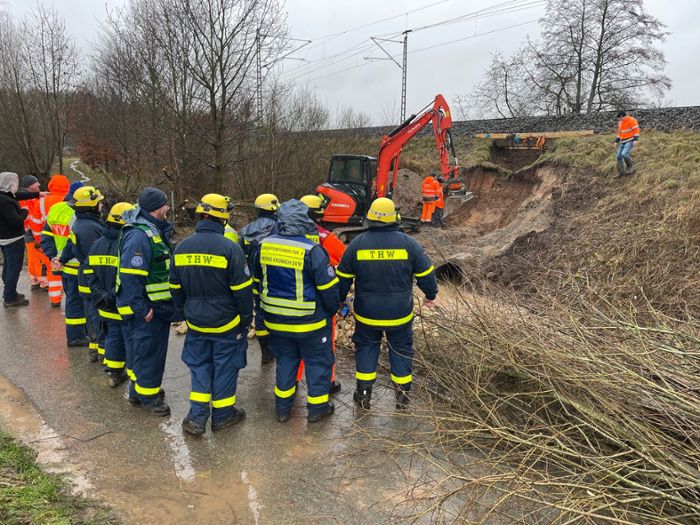 Bahnverkehr eingestellt: Wasser überflutet Bundesstraße bei Kronach
