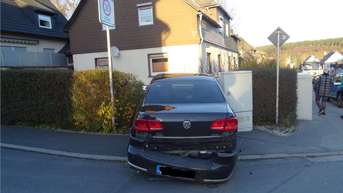 Kronach: Steinbach: Auto schleudert nach Zusammenstoß in Gartenhecke