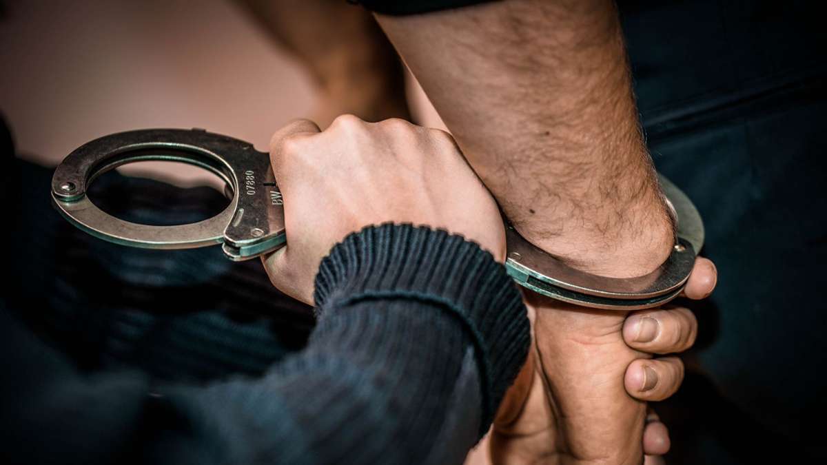 Festnahmen in Coburg : 21-Jähriger attackiert Polizisten und uriniert in Zelle