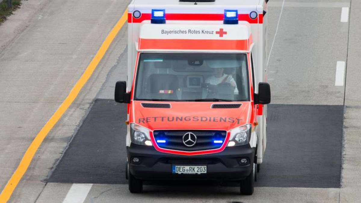 Kronach: Arbeitsunfall endet im Krankenhaus: 44-Jähriger fällt von Leiter