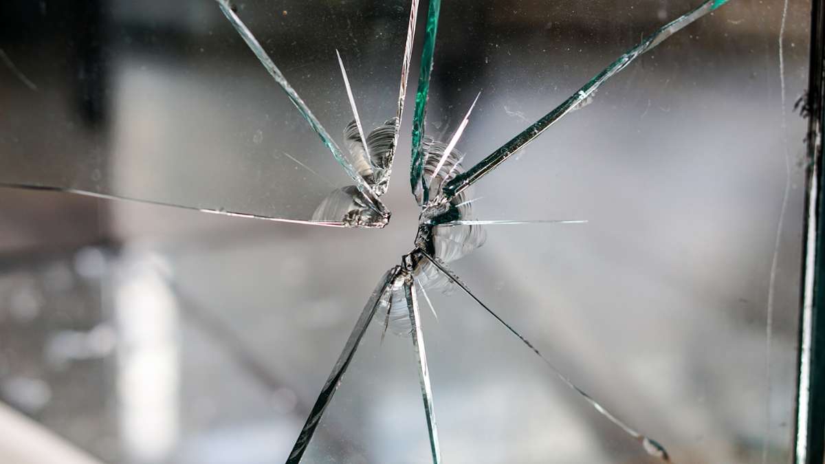 Mit einem Eisenträger: 38-Jähriger zerstört Fensterscheiben