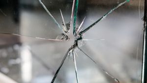 38-Jähriger zerstört Fensterscheiben