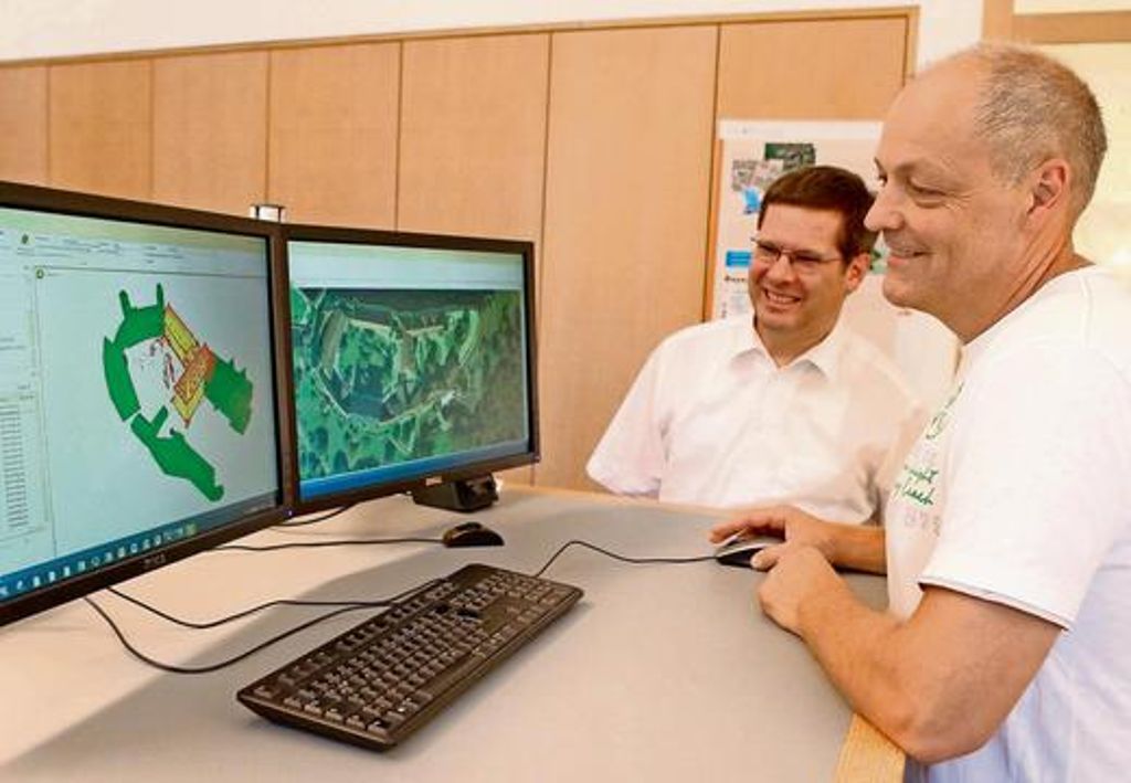 Amtsleiter Thomas Hegen (links) und Armin Jungmann Finkl bei der Datenerfassung am Computer.