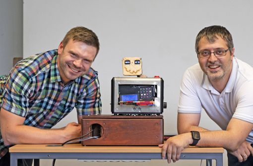 Informatik-Student Christian Rähder (links) baute  mit seinem Kommilitonen Alexej Hermann  ein Spiel, in dem ein alter, geschrotteter Toaster umfunktioniert wurde. Foto: Natalie Schalk