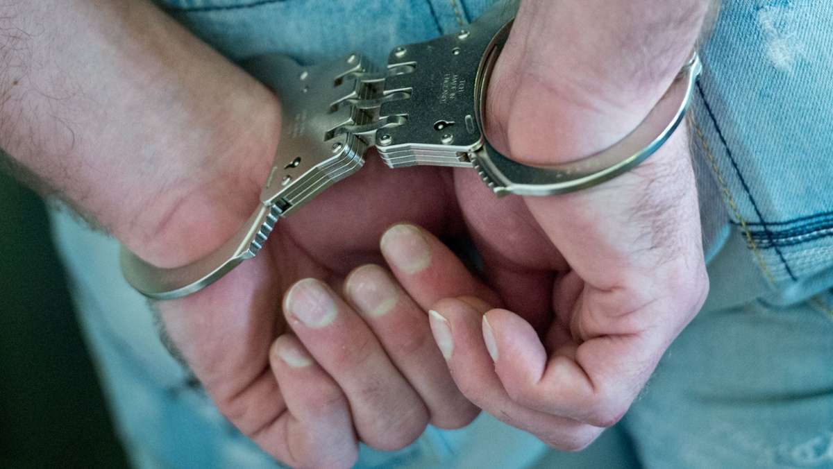 Corona-Verstoß und Haftbefehle: Polizei bringt Mann in den Knast