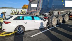 Tödlicher Unfall: Auto gerät unter Lkw