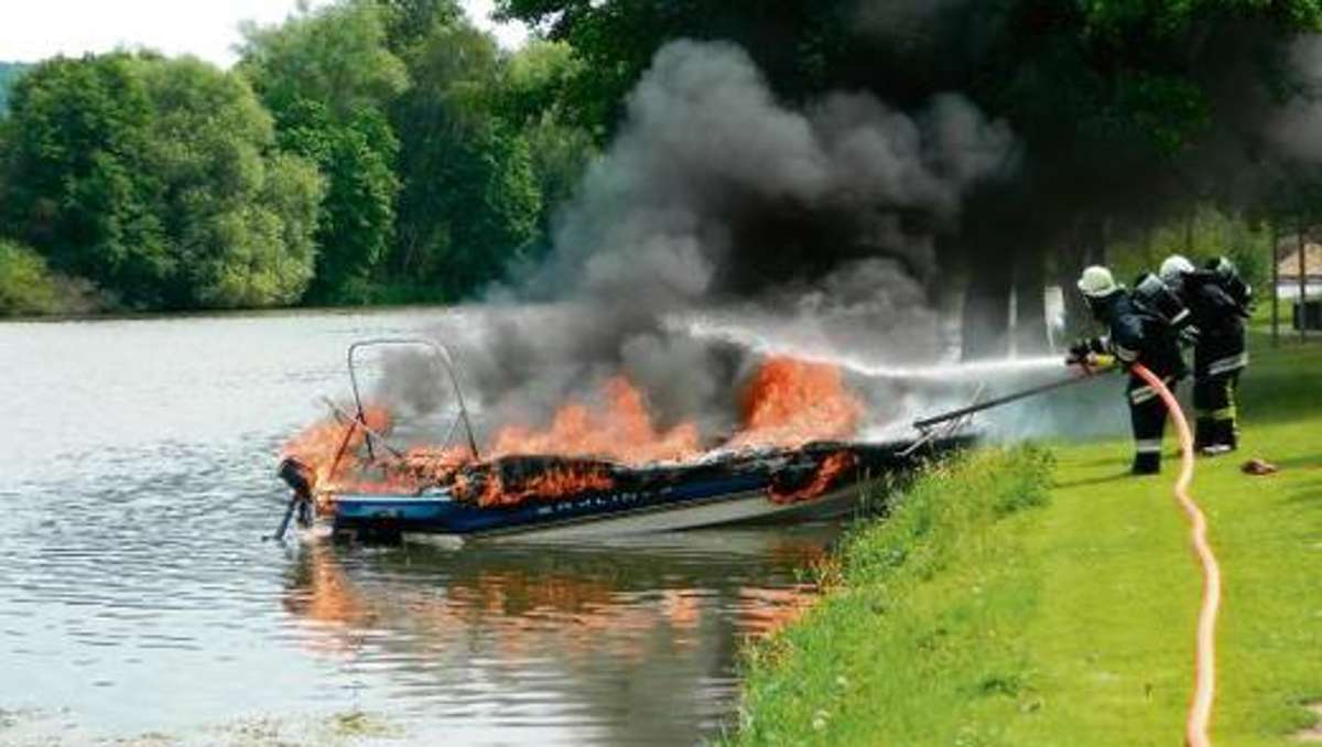 Hassberge: Sportboot geht in Flammen auf