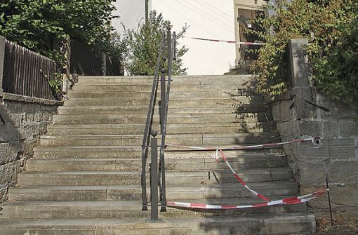Am Aufgang der Kirchentreppe weisen manche Stufen Schäden auf, die beseitigt werden müssen. Foto: Gerhard Schmidt