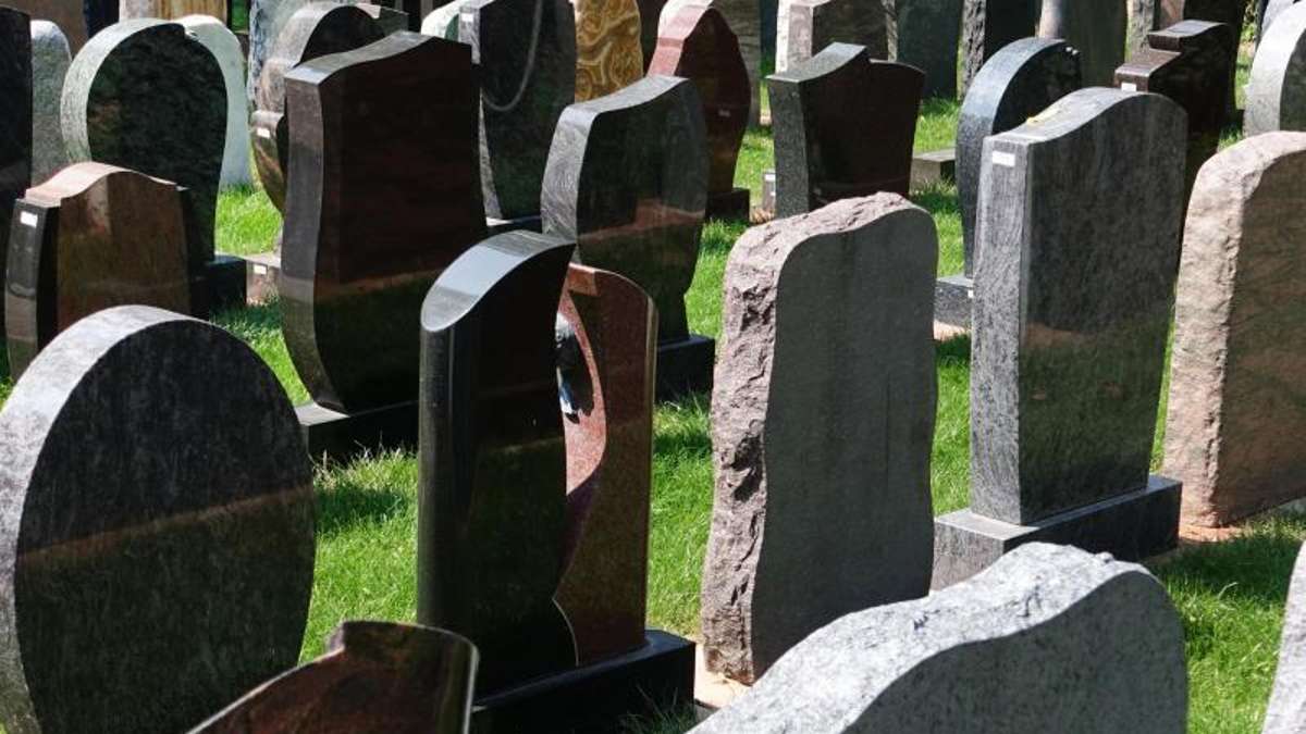 Würzburg: Echte Grabsteine im Freizeitpark werden Thema vor Gericht