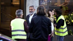 Clooney reitet auf einem Esel und versetzt Dorf in Aufruhr