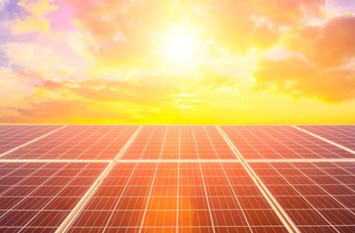 Photovoltaikmodule auf allen neuen Gewerbebauten: Die Bundesregierung will eine Solarpflicht. Foto: ABCDstock - stock.adobe.com/ZHAOJIANKANG