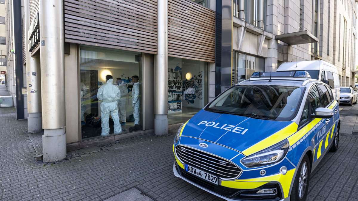 Attacke in Fitnessstudio in Duisburg: Polizei sucht öffentlich mit Foto nach Tatverdächtigen