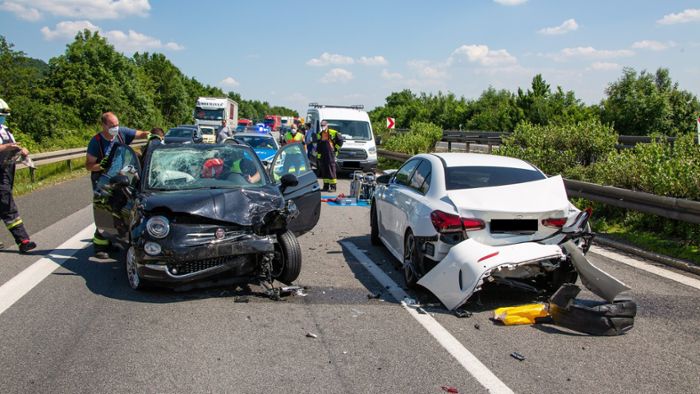 Fiat kracht in Stauende:   Zwei Autofahrerinnen verletzt