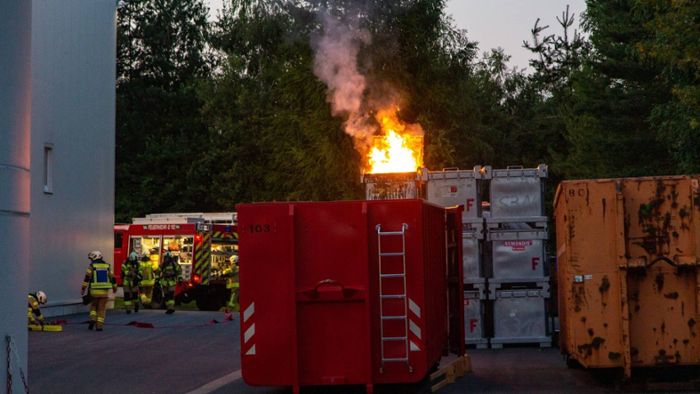 Container mit Chemikalien in Brand: Aufwendige Löschaktion