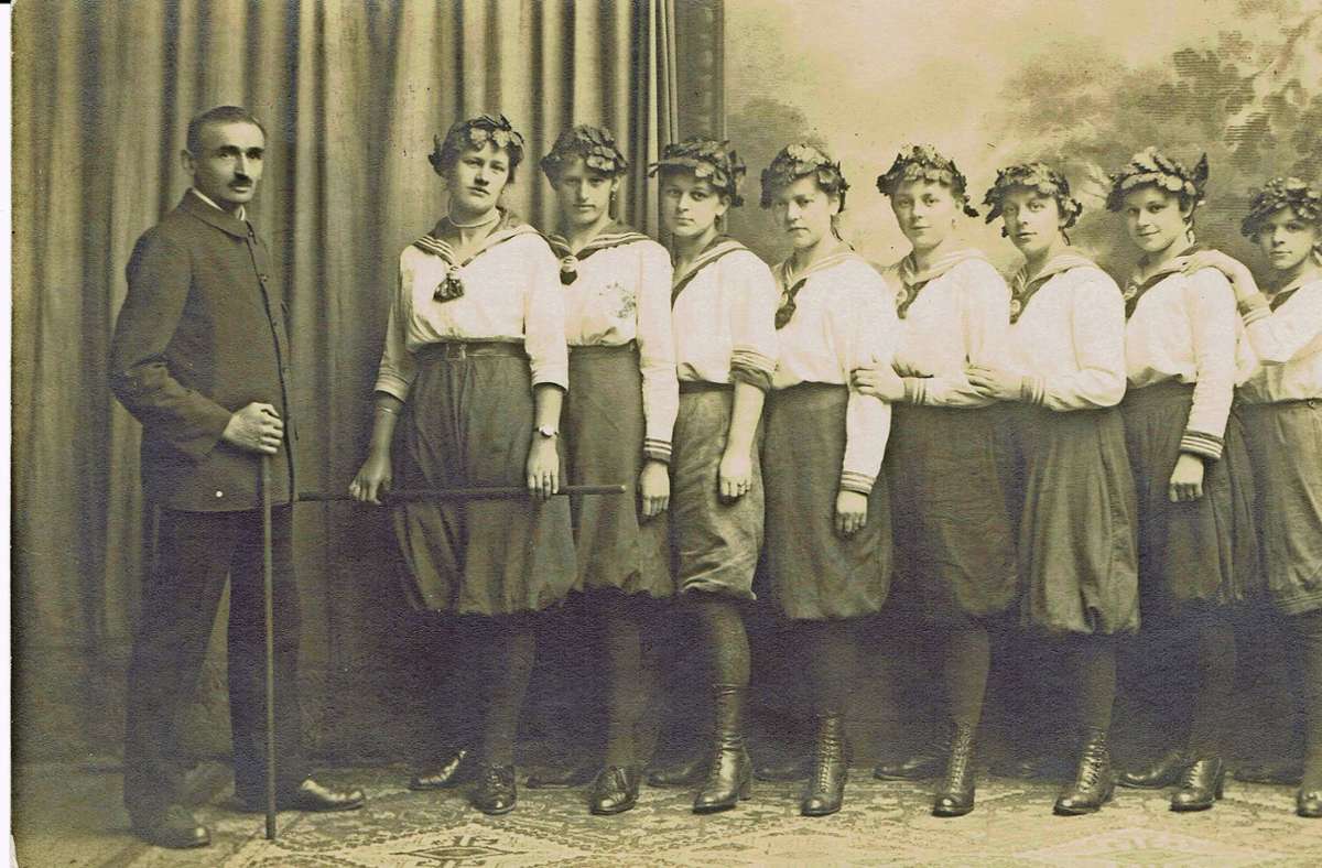 Eine der ersten Frauenturngruppen.