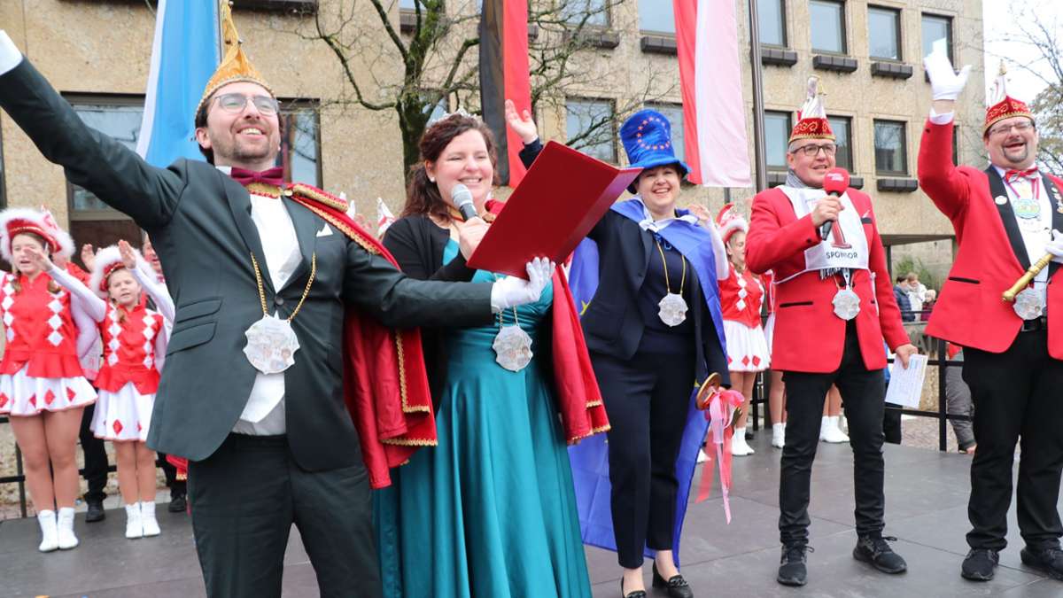 Prinz Tom I. und Prinzessin Julia I. freuen sich über die Übergabe des Rathausschlüssels durch Bürgermeisterin Angela Hofmann.  Auch die Der Rathaussturm wurde zu einer riesigen Party, zu der zahlreiche Kronacher kamen.