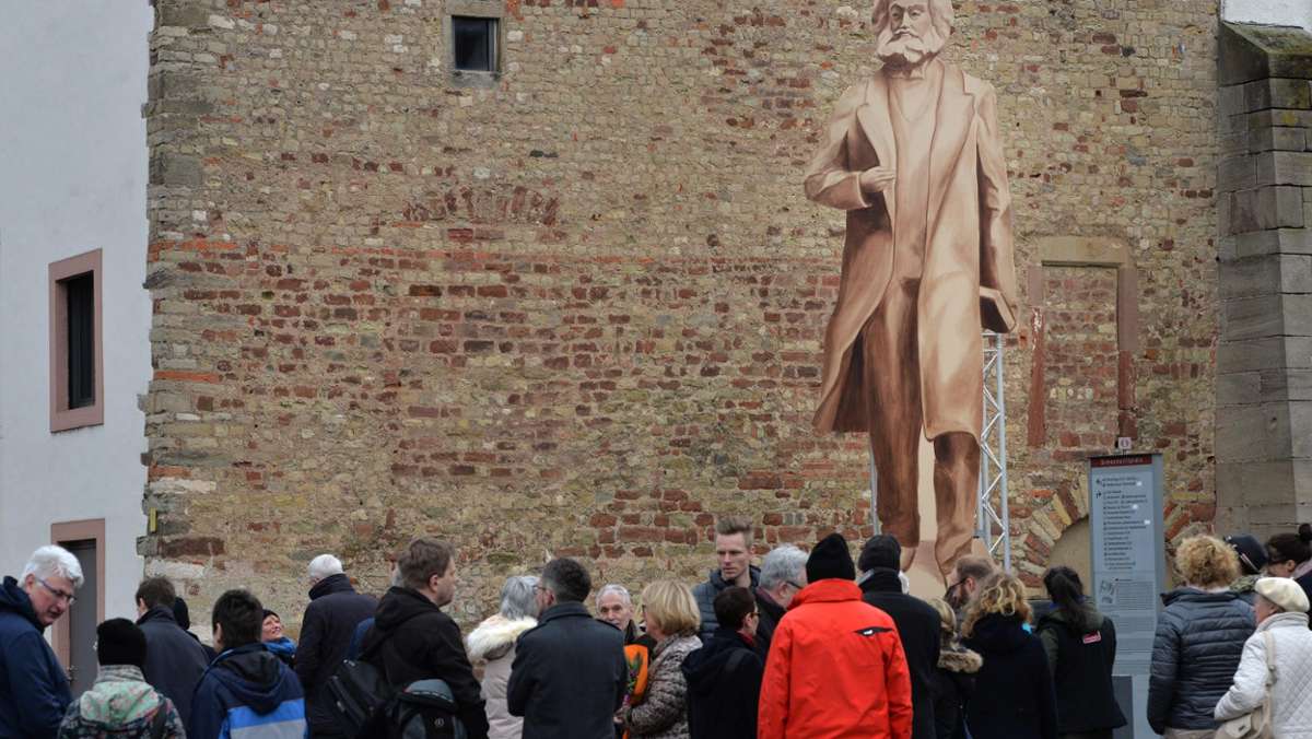 Feuilleton: Stadt Trier stellt Dummy von geplantem Riesen-Marx auf