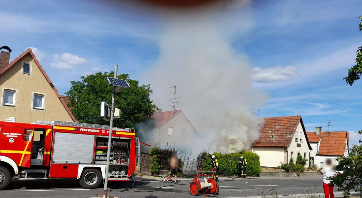 Nach einer misslungenen Unkrautbekämpfung mit einem Bunsenbrenner brannte am Dienstag in Aidhausen die angrenzende Hecke und verursachte eine große Rauchentwicklung.