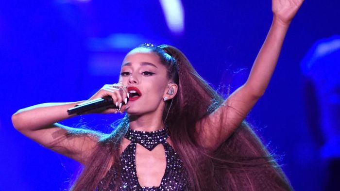 Ariana Grande singt selbstbewusst über ihre neue Unabhängigkeit