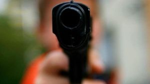 Junge Männer schießen aus Wohnung: Frau verletzt