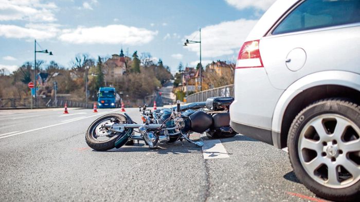 Notbremsung kommt zu spät: Motorradfahrer stürzt auf Asphalt