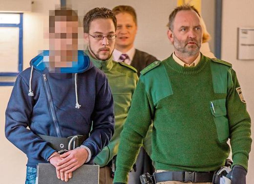 Der Angeklagte Paul K. (links) wird von Beamten in den Coburger Schwurgerichtssaal geführt. Quelle: Unbekannt