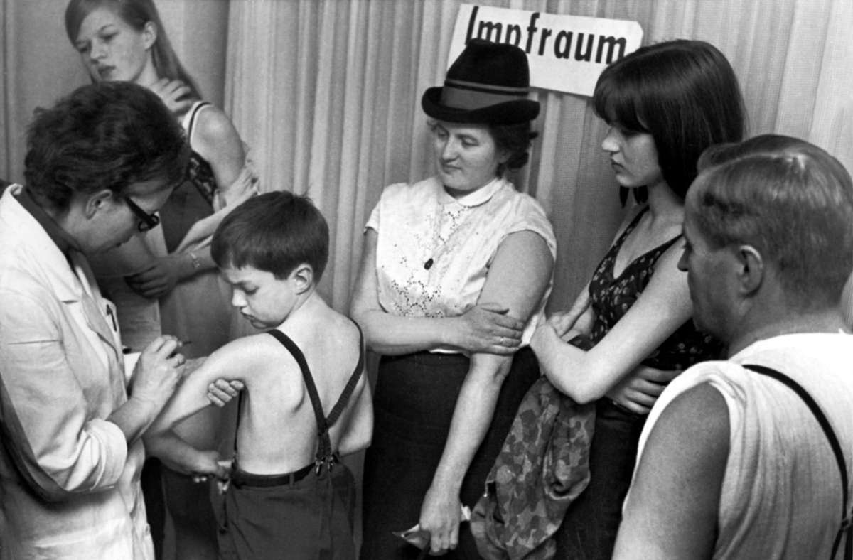 26.03.1967, Niedersachsen, Hannover: Eine Familie geht zur Pockenschutzimpfung. Foto: dpa/Wolfgang Weihs