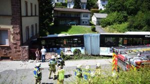 Heidelberg-Ziegelhausen: Führerloser Linienbus rollt in Wohnhaus – 18 Verletzte