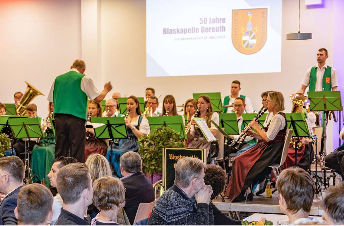 Pünktlich um 19 Uhr gab Dirigent Stefan Groh den 30 Musikerinnen und Musikern der Blaskapelle den Einsatz.