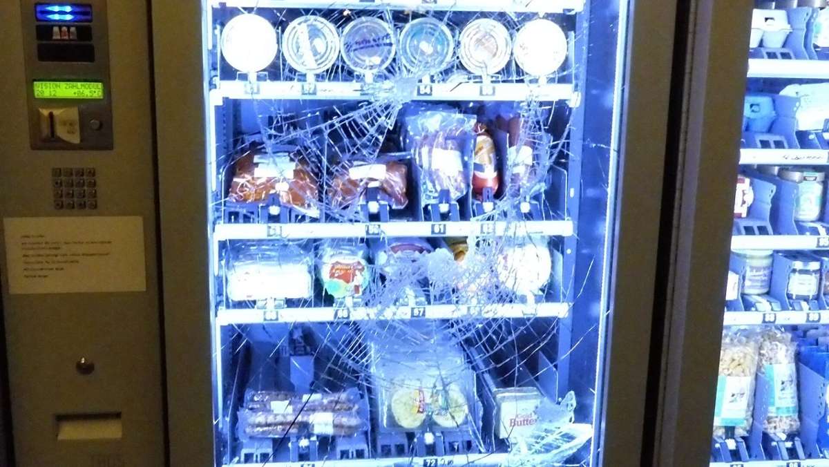 Coburg: Hunger: Sturzbetrunkener Coburger plündert Nahrungsmittelautomat