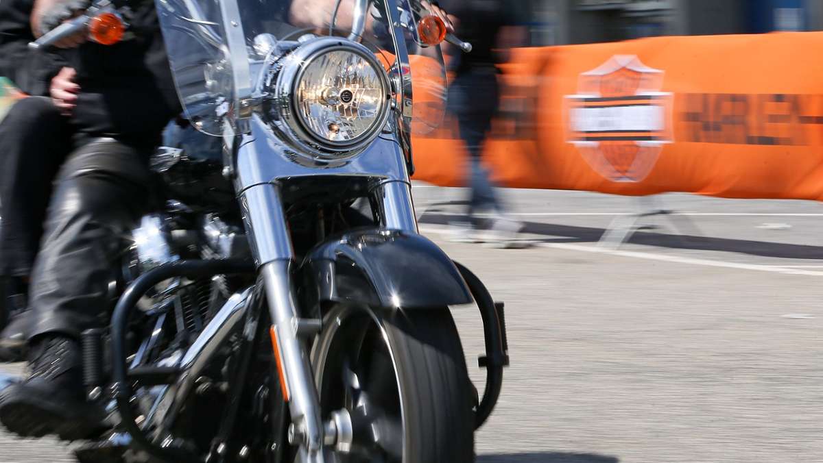 Kronach: Harley knallt gegen Leitpfosten: Kronacher Biker lebensgefährlich verletzt