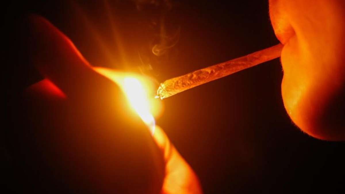 Lichtenfels: Paar raucht vor den Augen der Polizei genüsslich einen Joint