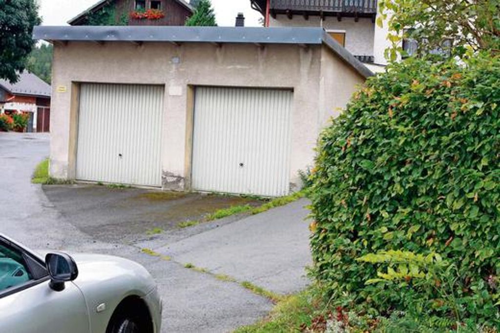 Diese beiden Garagen lösten im Gemeinderat Tschirn eine heftige Debatte aus. Foto: Wunder
