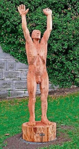 Muss sich in Hof unter der Woche etwas überziehen: Die Holzskulptur des Selbitzer Bildhauers Walter Busch. Quelle: Unbekannt