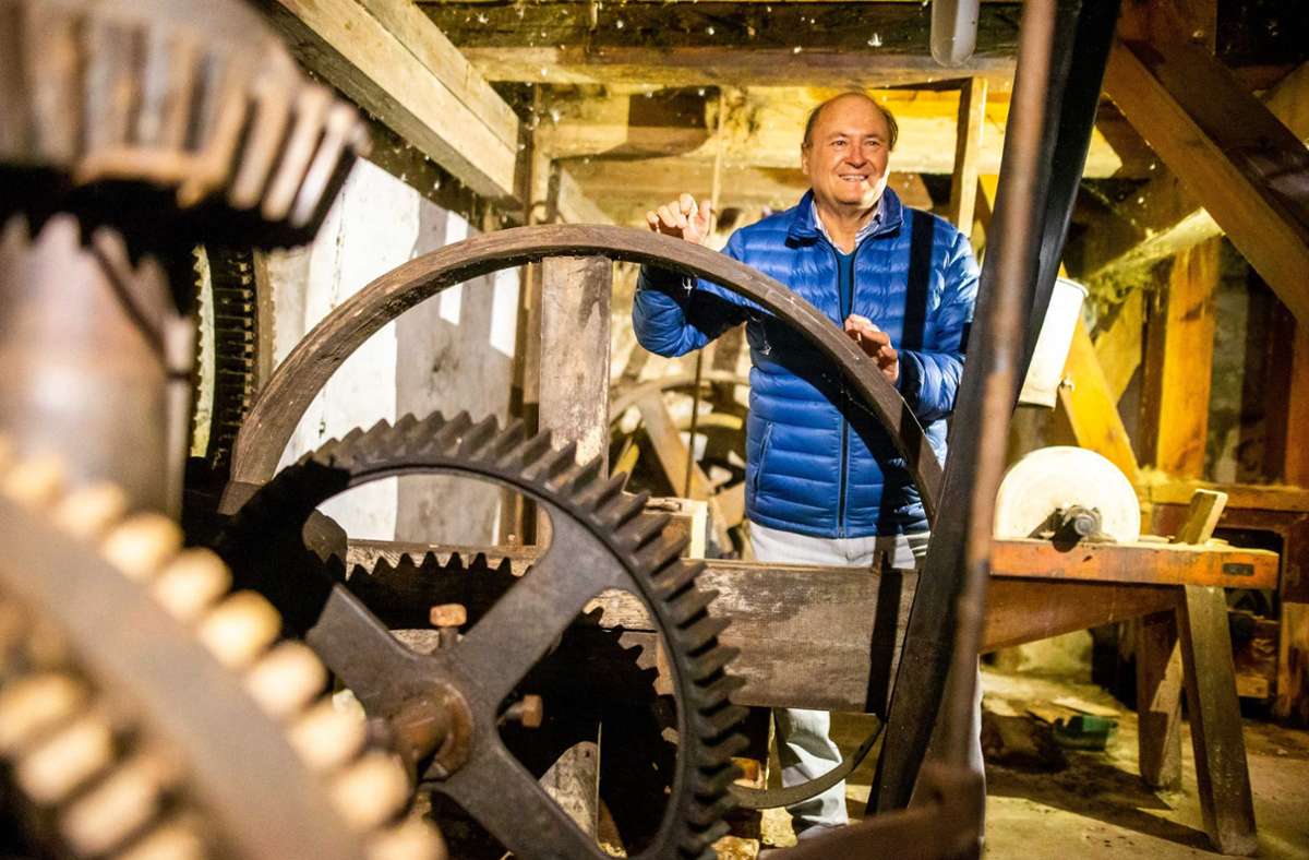 Im Keller der Mühle ist das sogenannte Werk. Es gibt die Kraft des Mühlrades an die Technik im Inneren des Hauses weiter, erklärt Besitzer Roland Herppich.