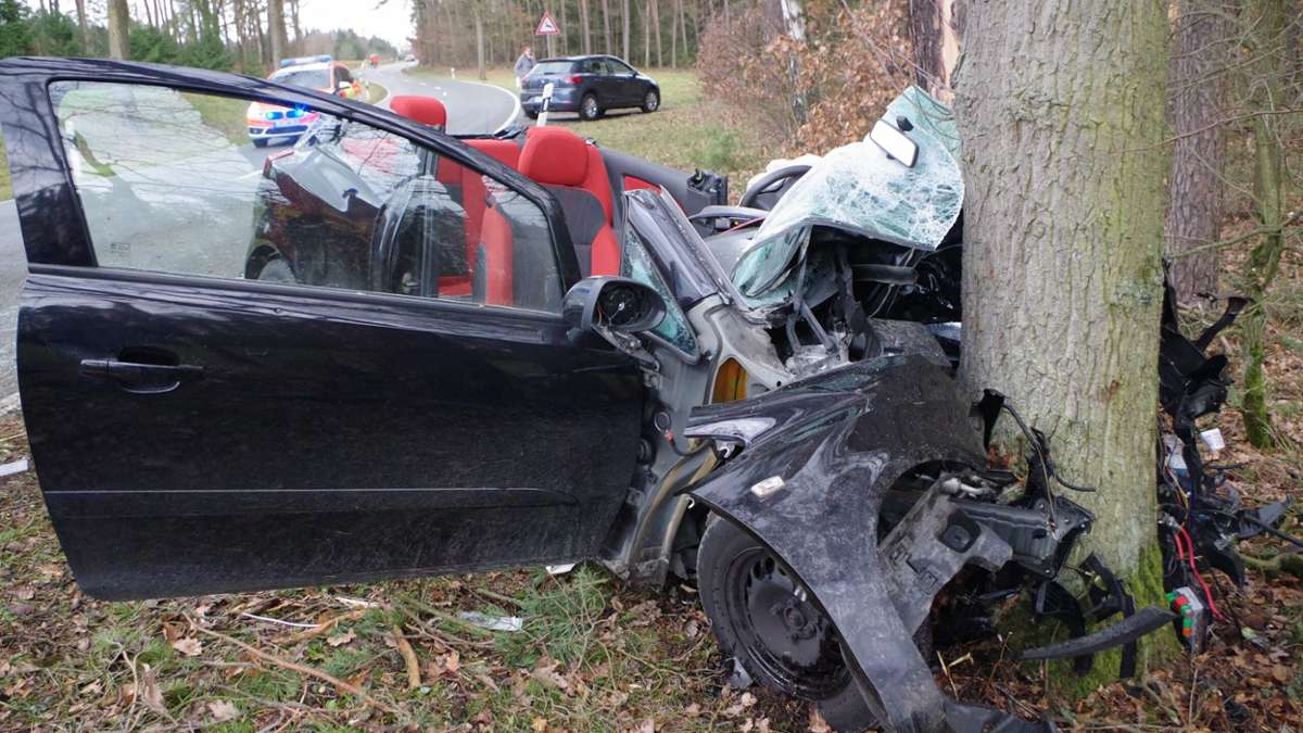 Kronach: Tot: Frau prallt mit Auto gegen Baum