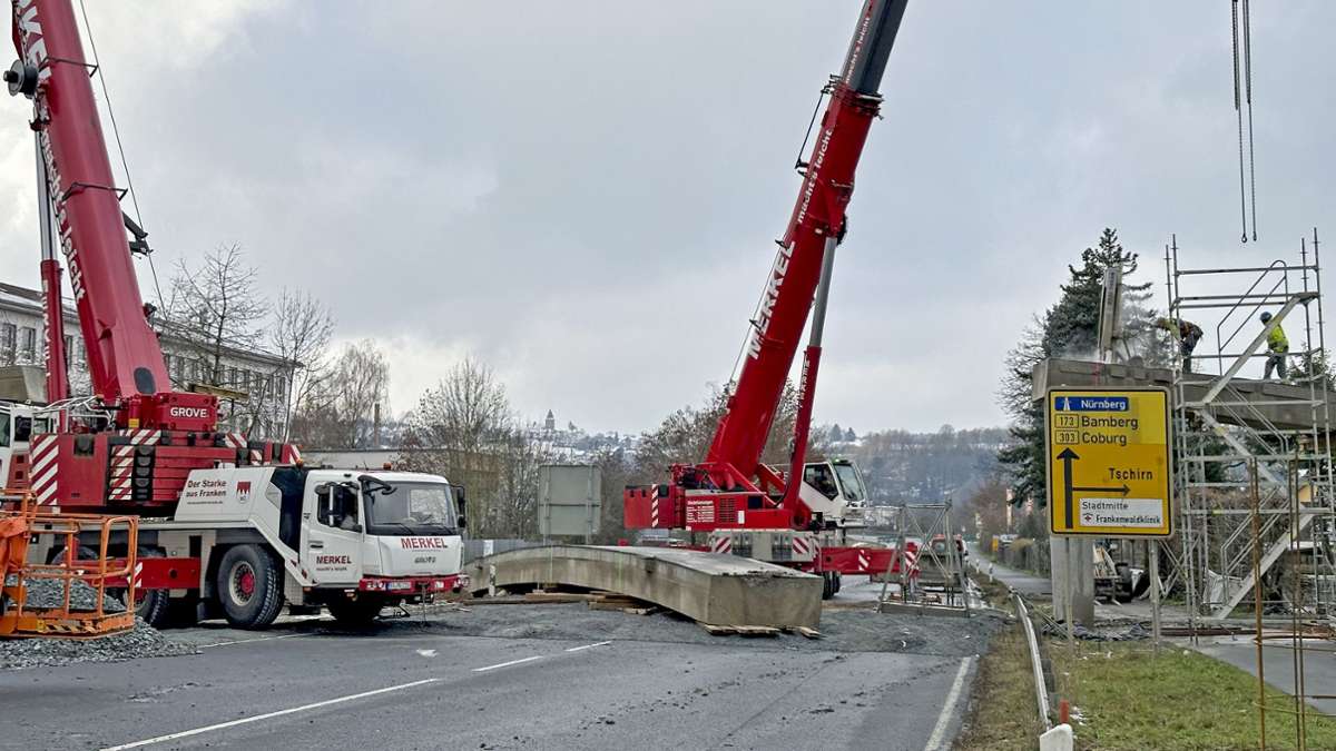 Am Donnerstag wurde das große Mittelteil der Opta-Brücke mit einem großen Kran herausgehoben.