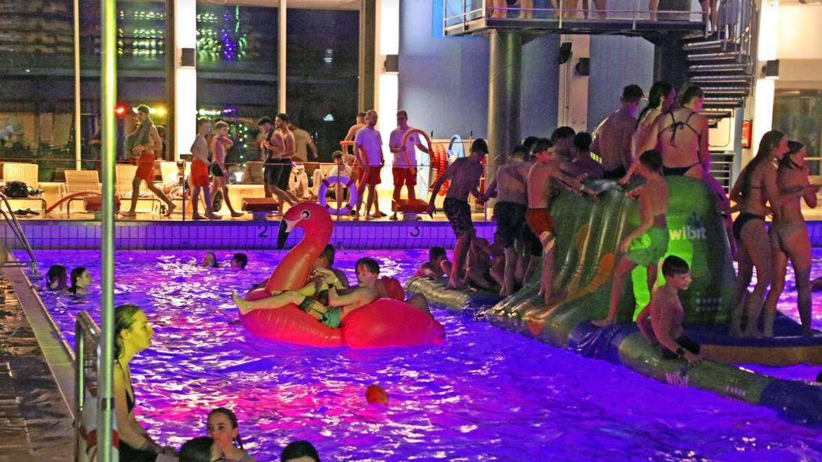 Swim Night in Neustadt: Becken werden zur Partyzone