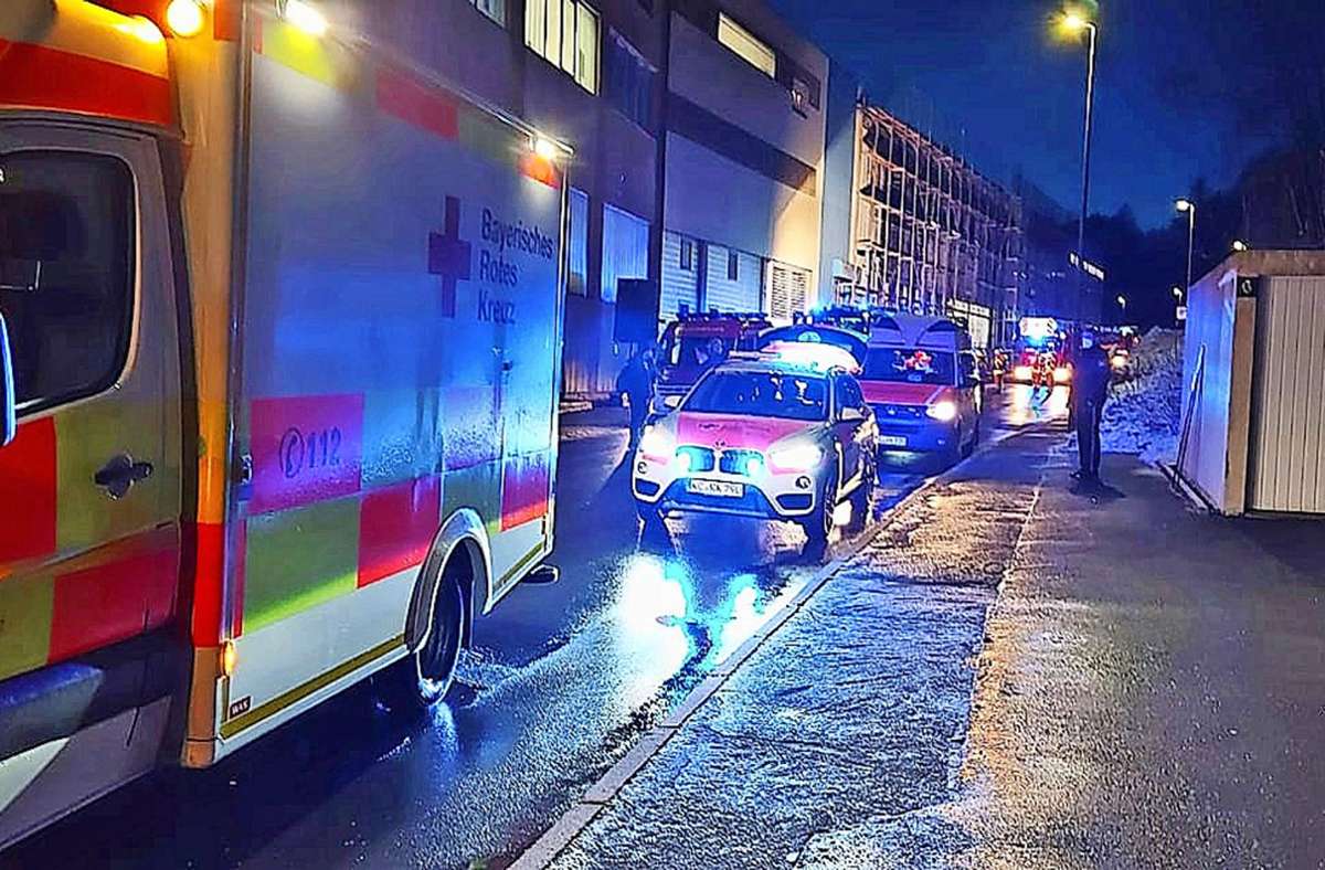 Viel Blaulicht erhellte am Abend des  Ostermontags die Zufahrtsstraße zur Firma Gerresheimer.  Es entstand 5000 Euro Sachschaden. Foto: BRK