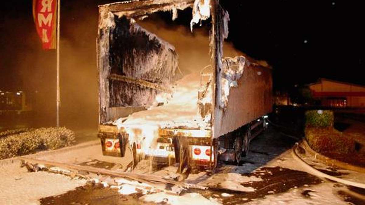 Kronach: Lastwagen-Anhänger brennt vollständig aus