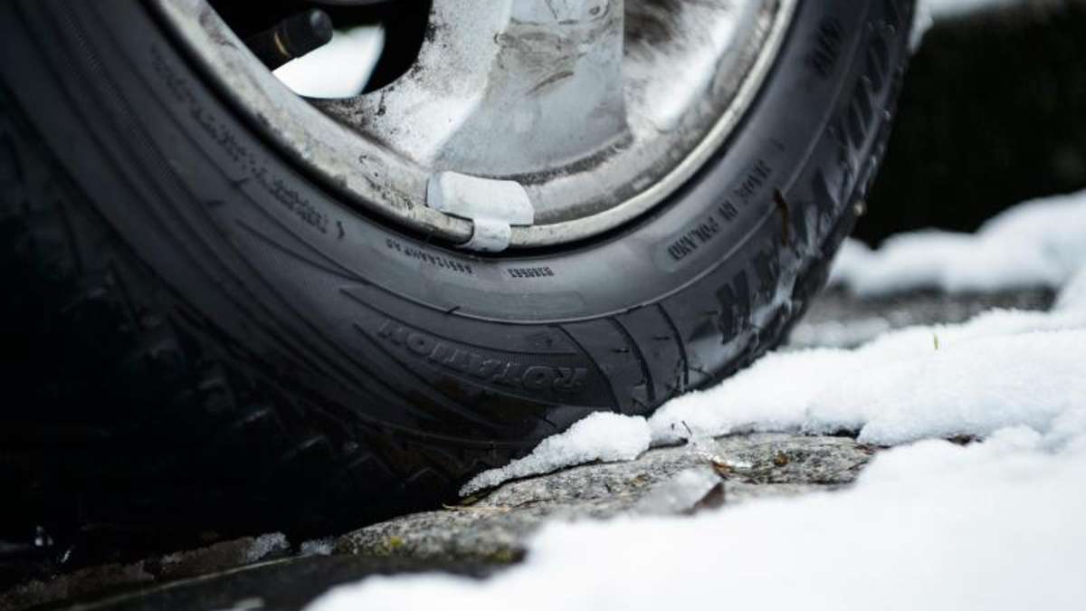 Kronach: Auf Sommerreifen im Schnee: Lkw blockiert die Fahrbahn